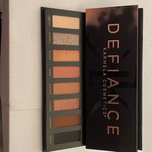 Defiance palette karmela cosmetics